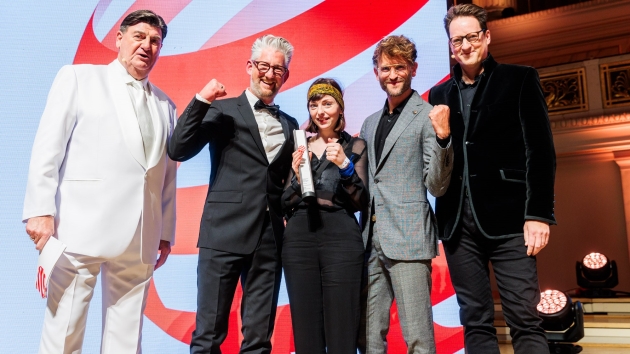 'Red Dot: Grand Prix' unter anderem für Gaggenau - Prof. Dr. Peter Zec (l.), Initiator und CEO von Red Dot, überreicht den Grand Prix an Hendrik Müller, Christian Sedlmeier und Michaela Zehnter (alle 1zu33 GmbH), die für Gaggenau Hausgeräte ein Ausstellungsdesign entwickelt haben - Quelle: Red Dot